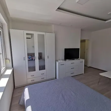 Institut Apartment *